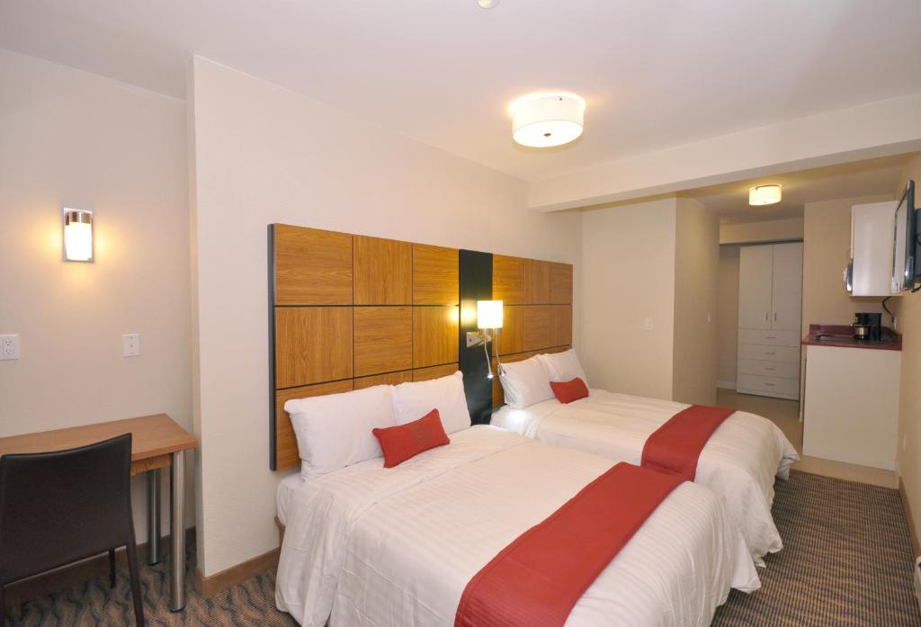 纽约五44酒店的酒店客房配有两张床和一张书桌