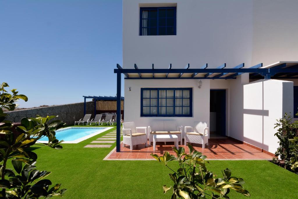 普拉亚布兰卡Villa Lobos的别墅 - 带游泳池和草坪