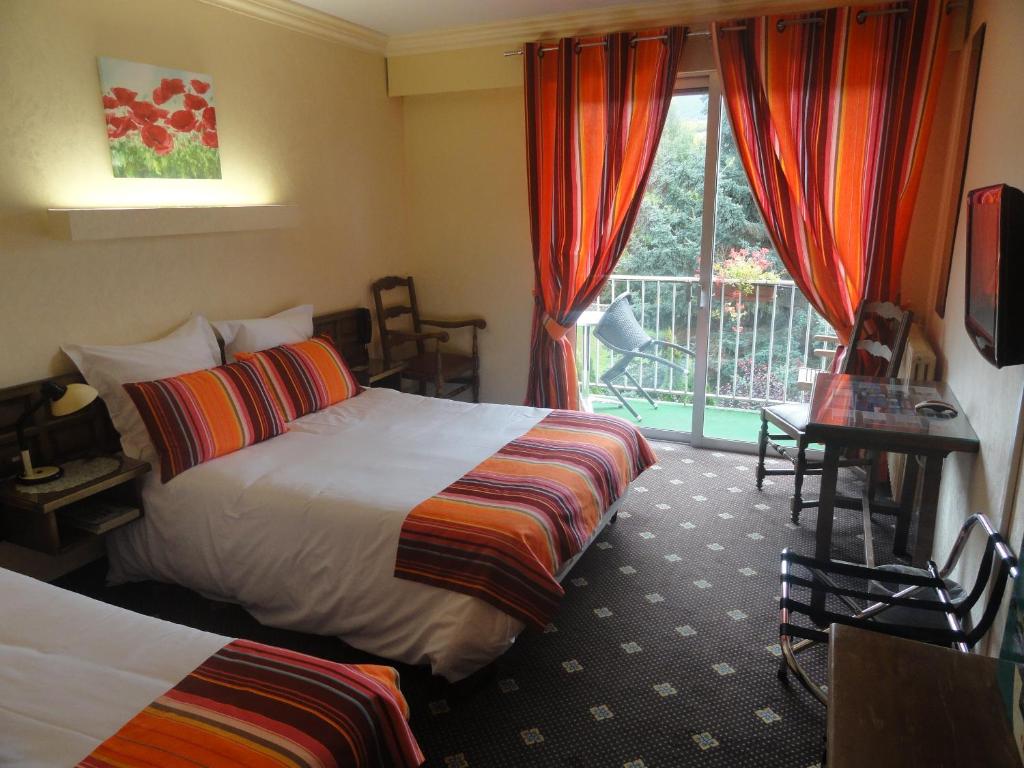 赛拉古斯Le Jardin的酒店客房设有两张床和一个阳台。