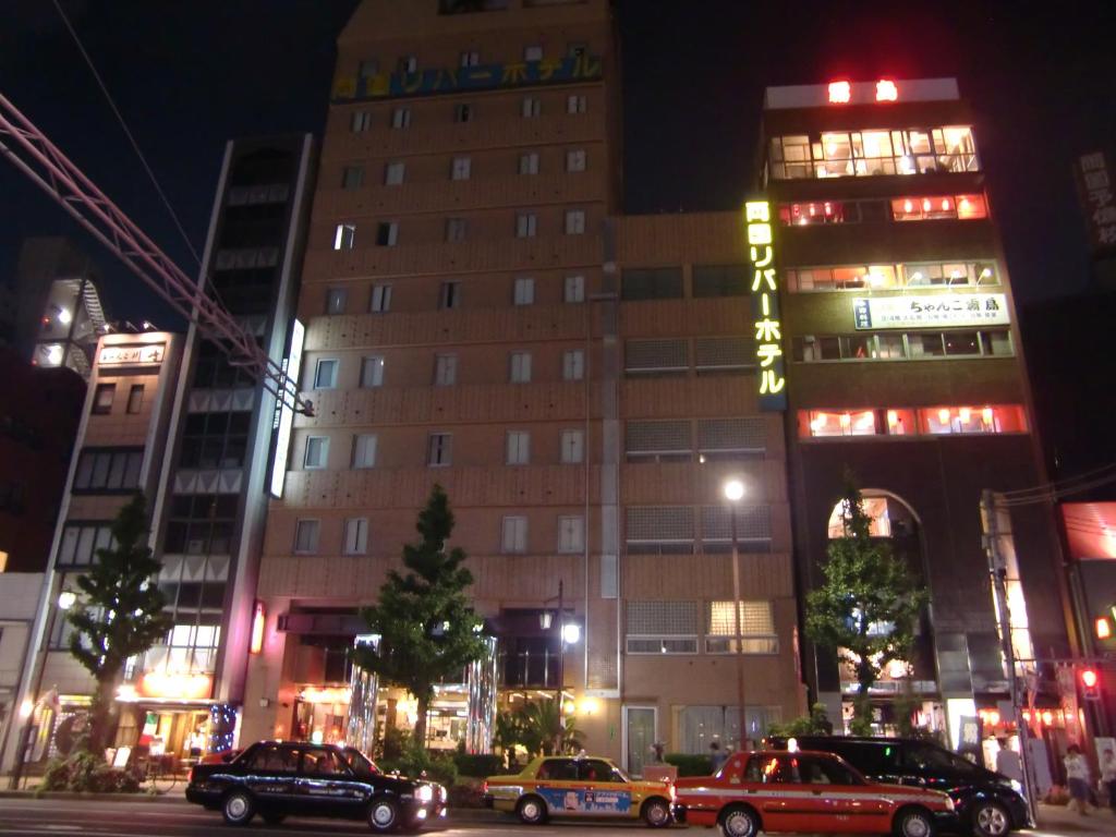 东京两国河酒店的停在大楼前的一组汽车