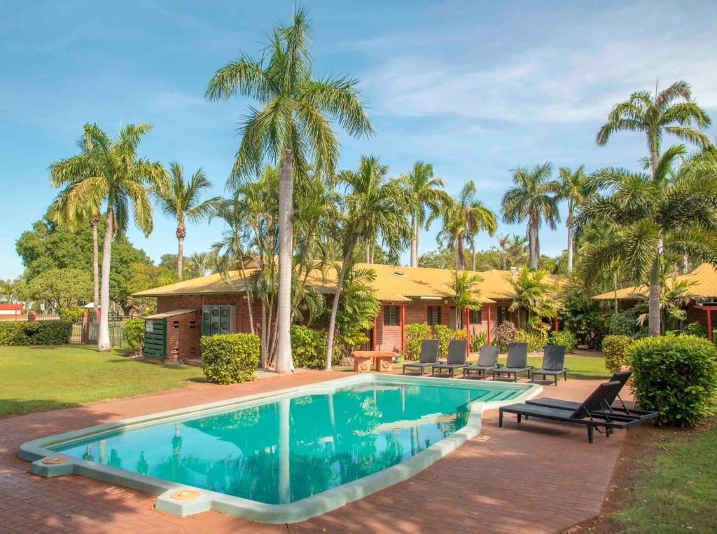 布鲁姆贝赛德假日公寓式酒店的一座带游泳池和棕榈树的房子