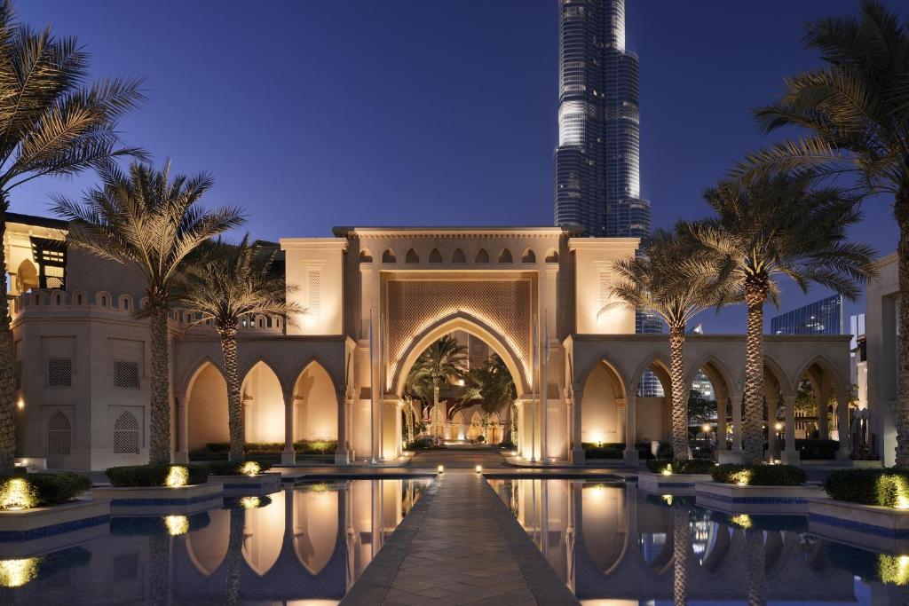 迪拜迪拜市中心皇宫酒店的一座清真寺前的建筑,一座有游泳池