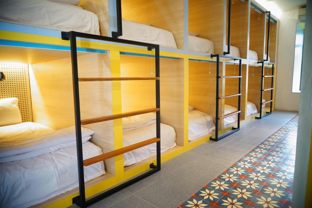 勒吉安巴厘岛博拉夫胶囊旅舍的宿舍间内的一组双层床