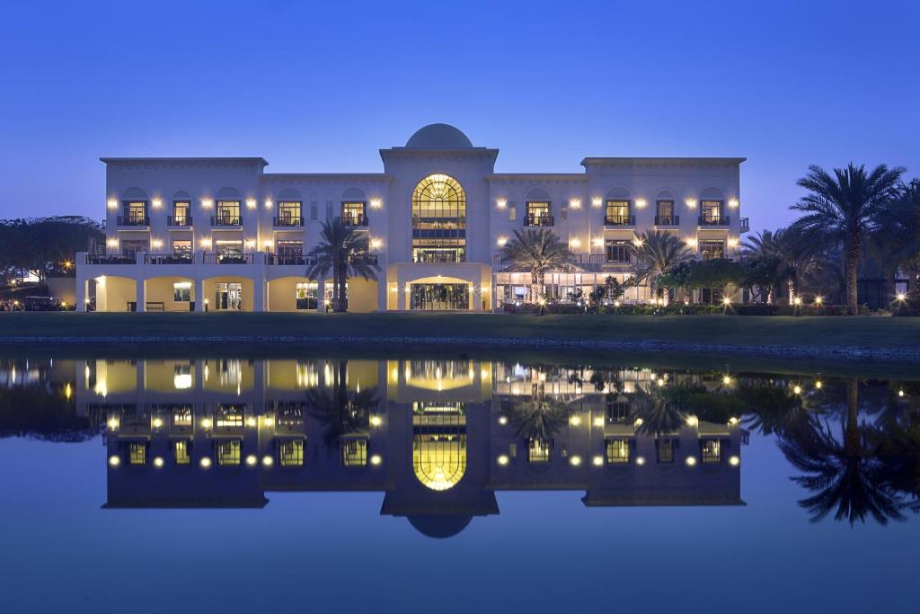 迪拜迪拜蒙哥马利地标酒店的一座晚上倒入水中的建筑