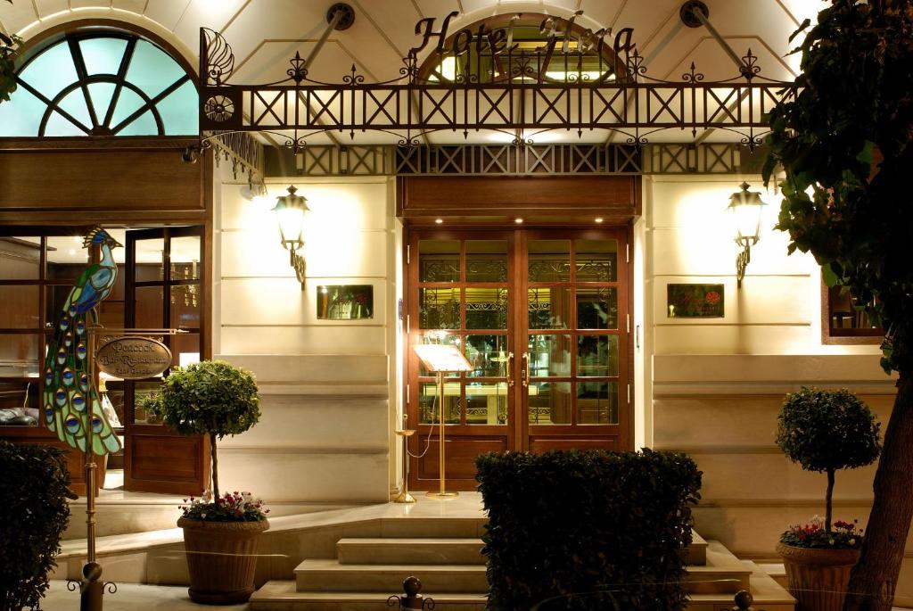 雅典赫拉酒店的前方有门和楼梯的建筑