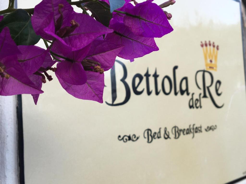 阿纳卡普里Bettola Del Re Capri Home boutique b&b的紫色花餐厅标志