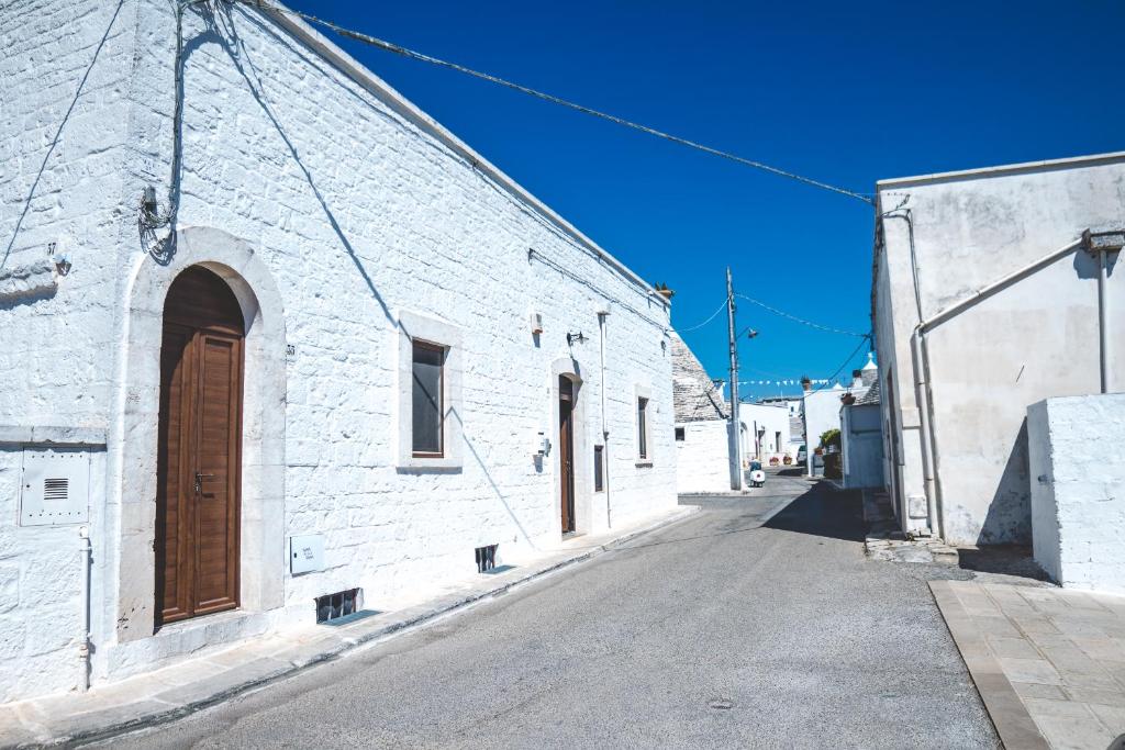 阿尔贝罗贝洛阿尔贝罗贝洛楚利欧旅馆的街上有一道白色砖砌的建筑,有一道棕色的门
