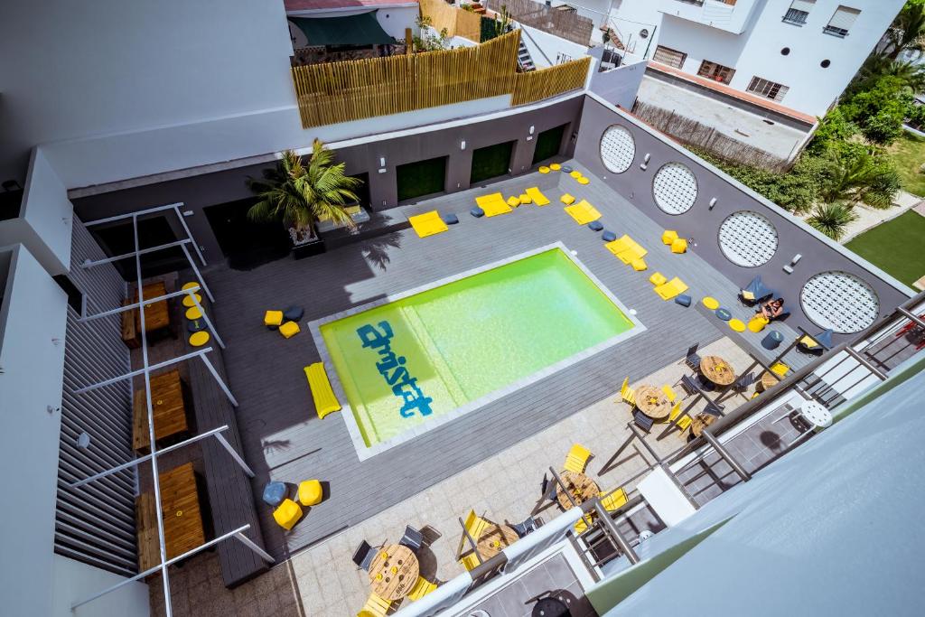 圣安东尼奥AMISTAT Island Hostel Ibiza - ALBERGUE JUVENIL的享有带游泳池的房屋的空中景致