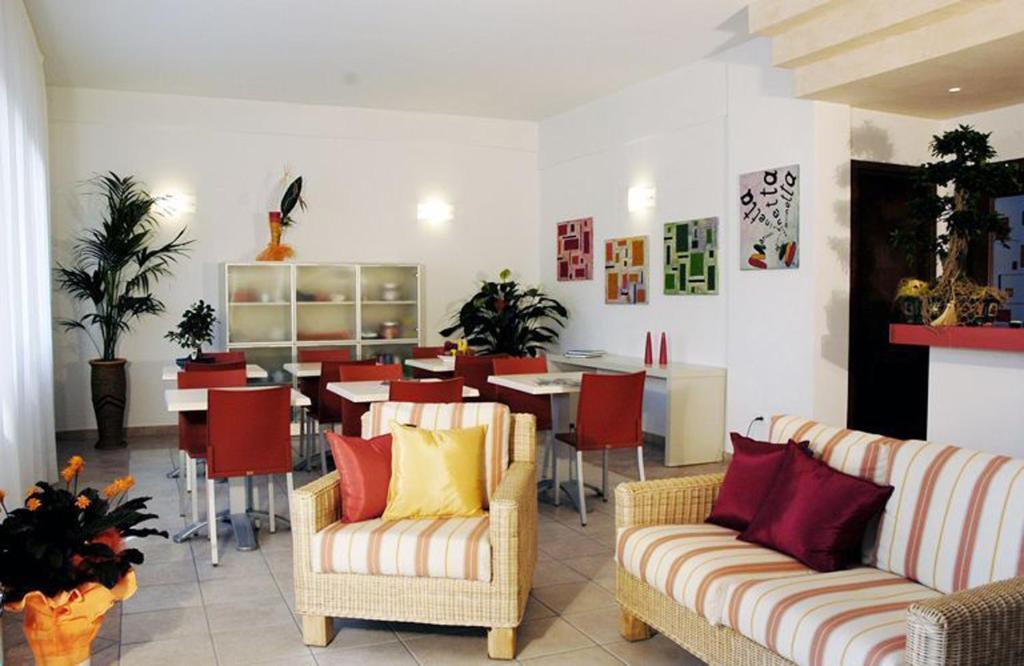 锡尼亚马利内塔住宿加早餐旅馆的一间带两张沙发的客厅和一间用餐室