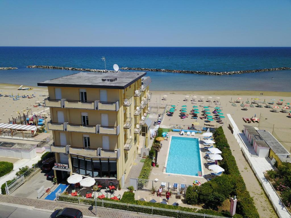 里米尼Hotel Biagini的海滩旁的游泳池酒店