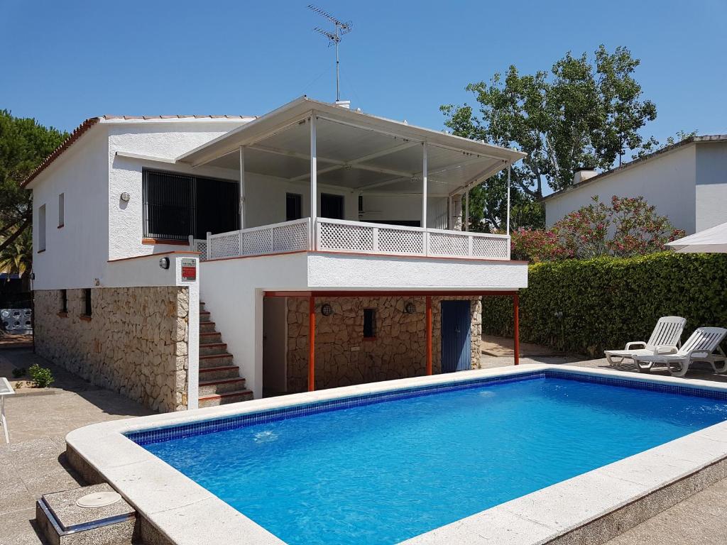 罗萨斯Casa Lorca的房屋前有游泳池的房子