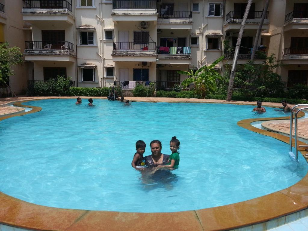 卡兰古特Mariano Gracinda resort的一群3个孩子在游泳池里