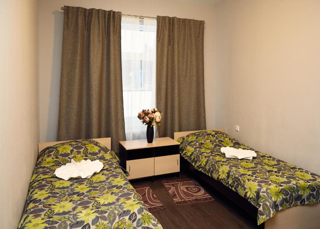 Vilga维尔加酒店的客房设有两张床和鲜花窗户。