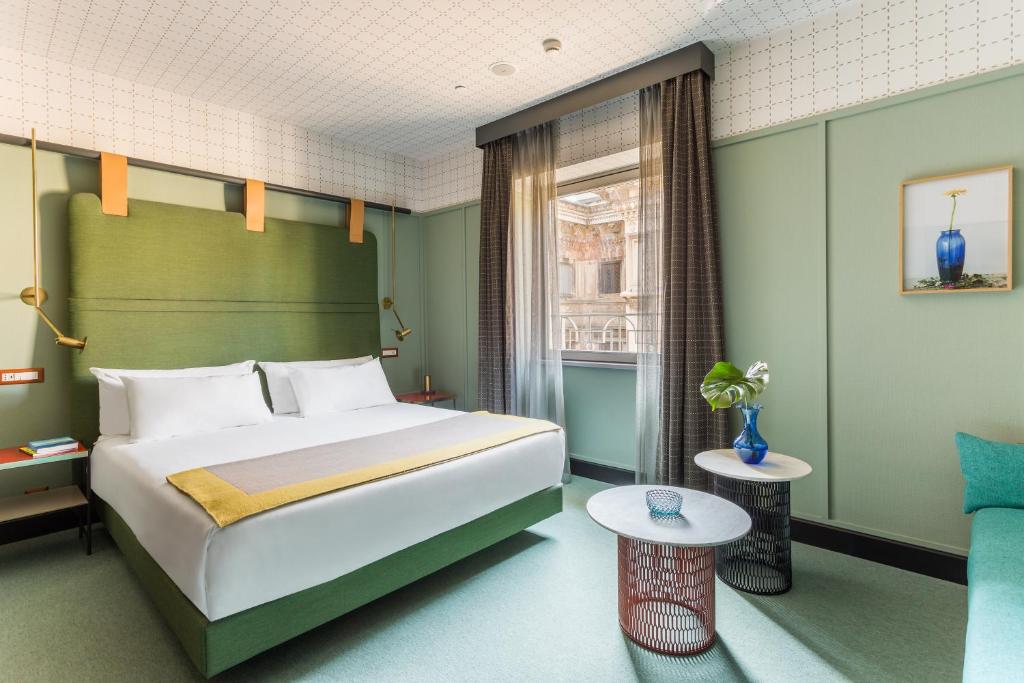米兰马特朱利亚酒店的酒店客房设有床和窗户。