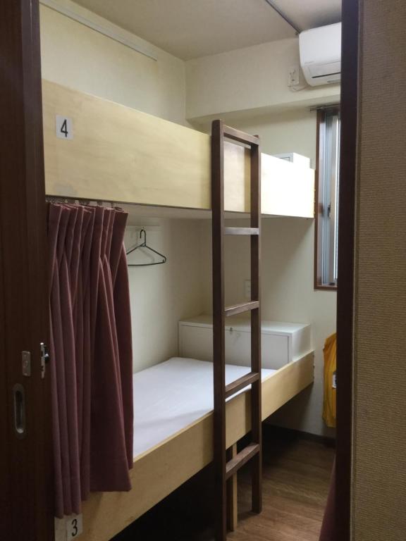 东京雅美塔休闲旅舍（仅限男宾）的客房设有带梯子的双层床。