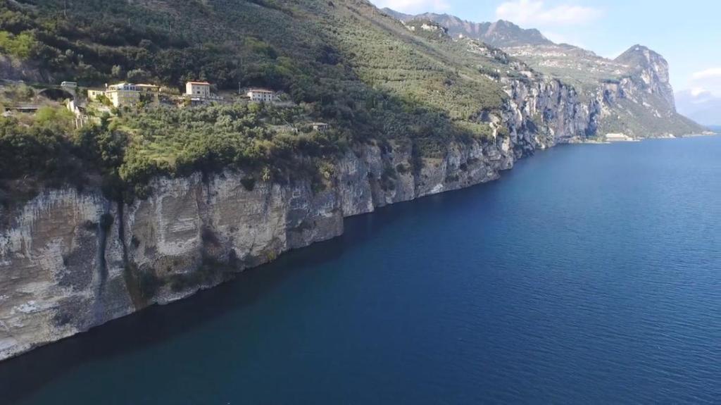加尔尼亚诺Hotel La Terrazzina的悬崖上空的海面景观