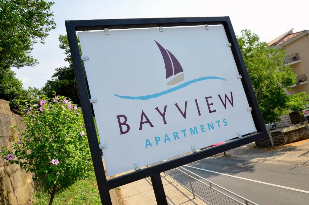 科托尔Bay View Apartments的海湾景水生机构的标志