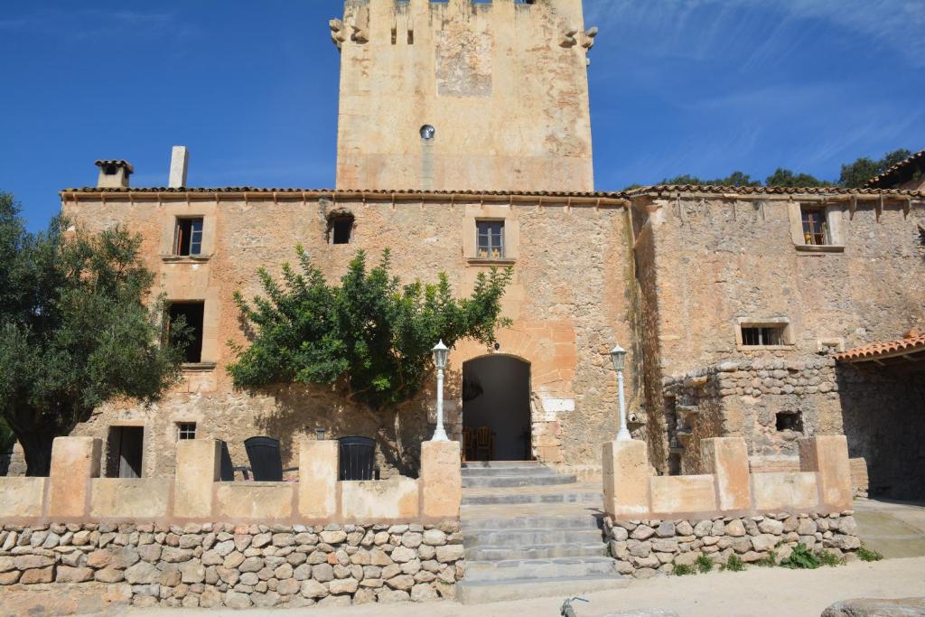 阿尔塔Finca Sa Duaia de Dalt的一座石头建筑,有塔楼和门