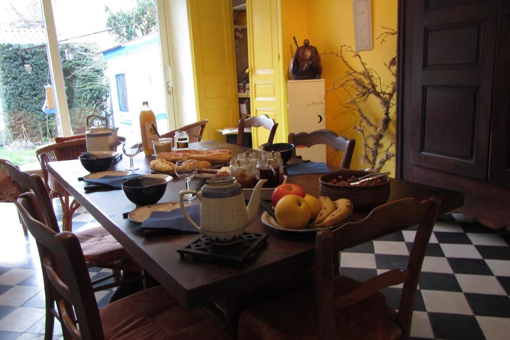 戴伊劳伦贝赛特住宿加早餐旅馆的厨房里配有一张带水果的木桌