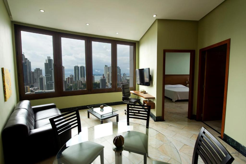 巴拿马城黎明之塔酒店及套房的客厅配有沙发和桌子