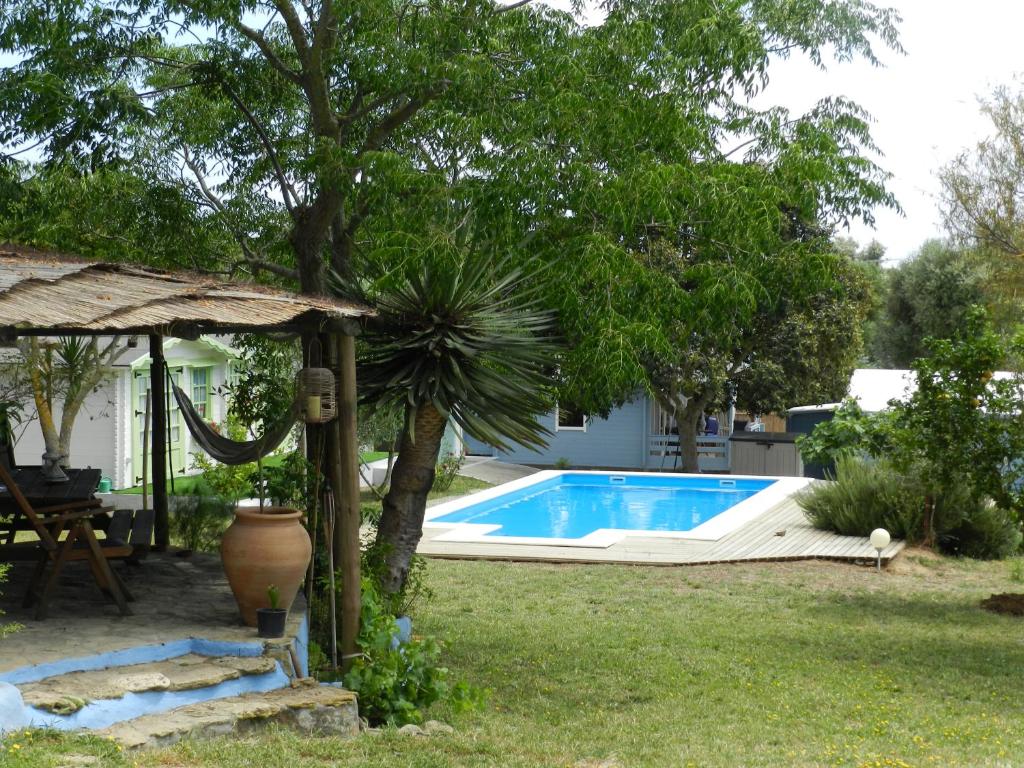 洛斯卡尼奥斯德梅卡Alojamientos la Huella的一座房子的院子内的游泳池