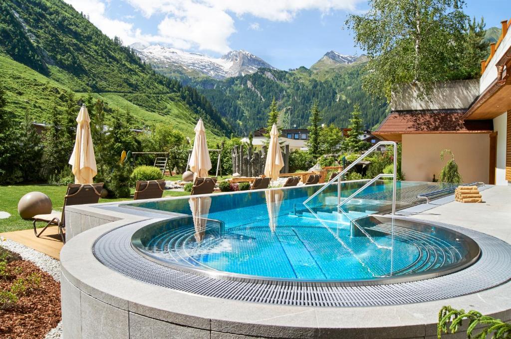 图克斯阿尔卑斯霍夫酒店的一座位于山间度假村内的游泳池