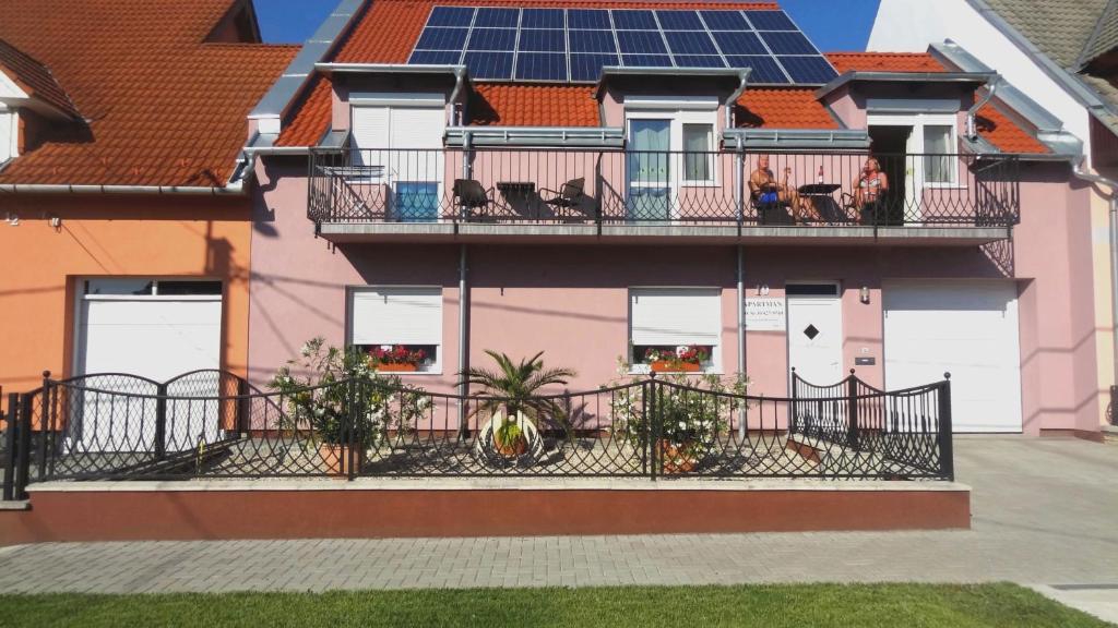 哈卡尼Gere Art&Exclusive Apartments的屋顶上设有太阳能电池板的房子