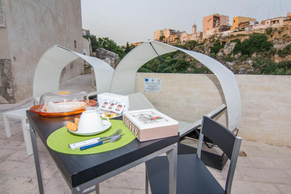 马萨夫拉Rifugio Massafera的阳台上的餐桌上放着一盘食物