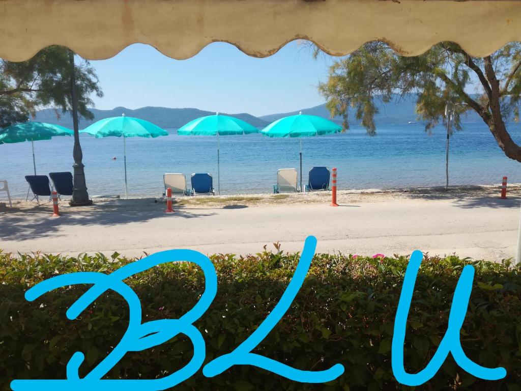 格利法Blu的享有带椅子和遮阳伞的海滩美景