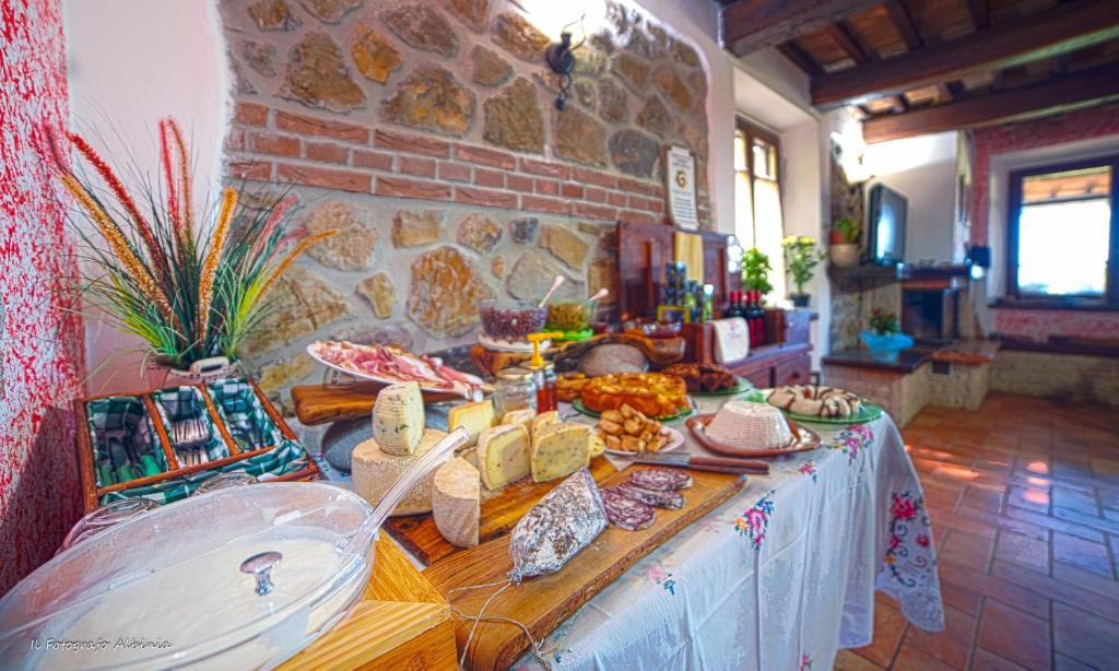 森普罗尼亚诺橄榄谷农家乐的一张桌子,上面有食物