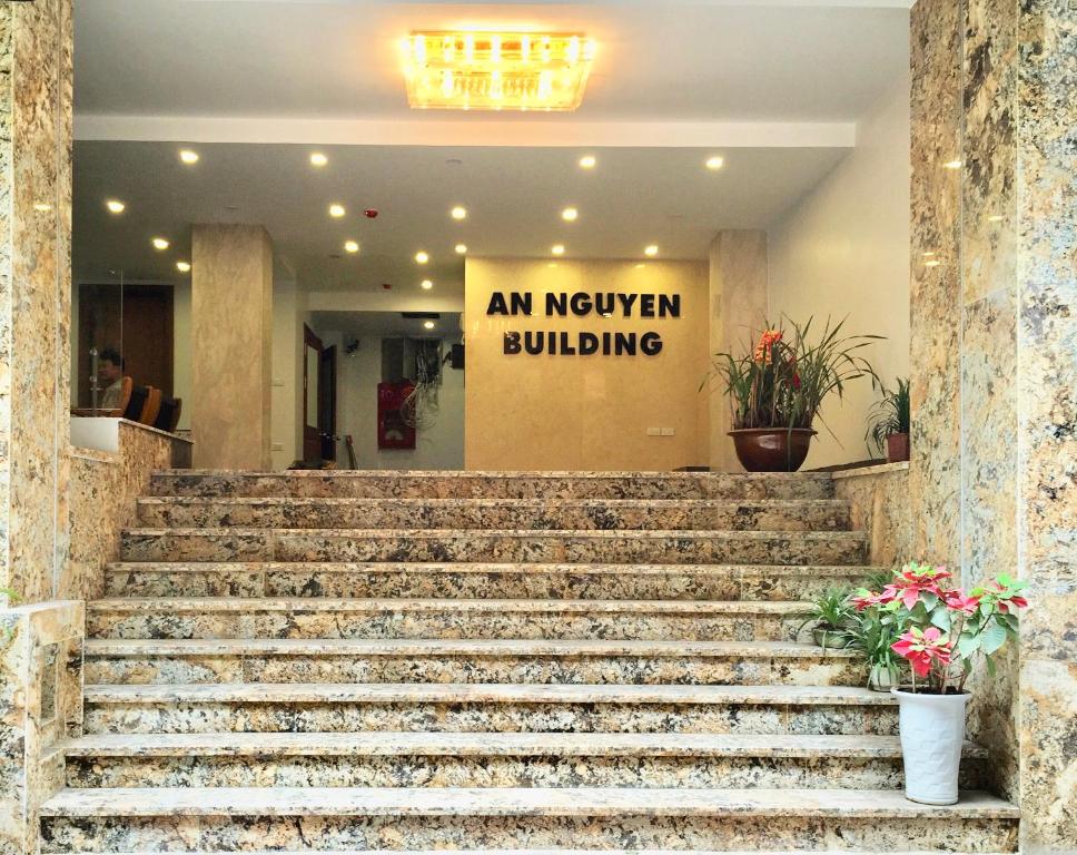 河内阮大厦公寓的建筑中带有标志的楼梯