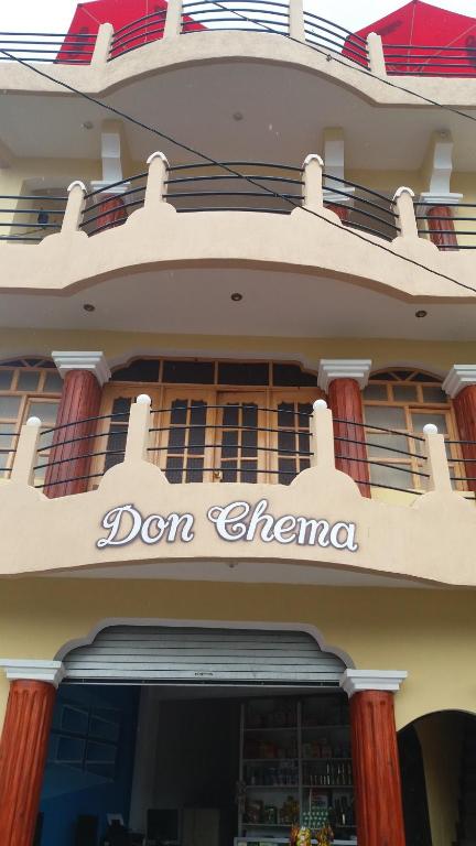 圣佩德罗拉拉古纳Hotel Don Chema的建筑物一侧的标志