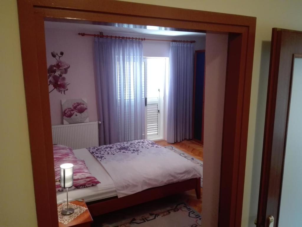 普利拉卡Rooms AMG的卧室的镜子反射,卧室配有一张床和一个窗户