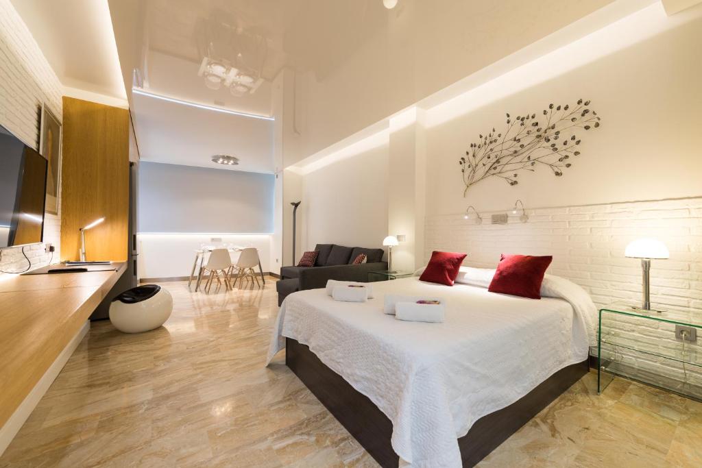 大加那利岛拉斯帕尔马斯Suites Garden Loft Munch的一间卧室设有一张床和一间客厅。