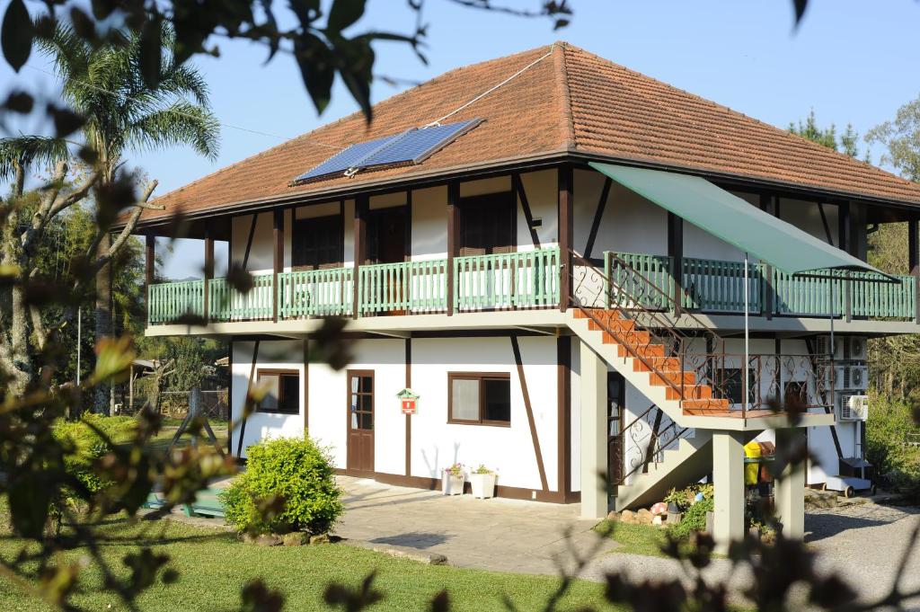 新彼得罗波利斯保尔恩霍夫宾馆的屋顶上设有太阳能电池板的房子