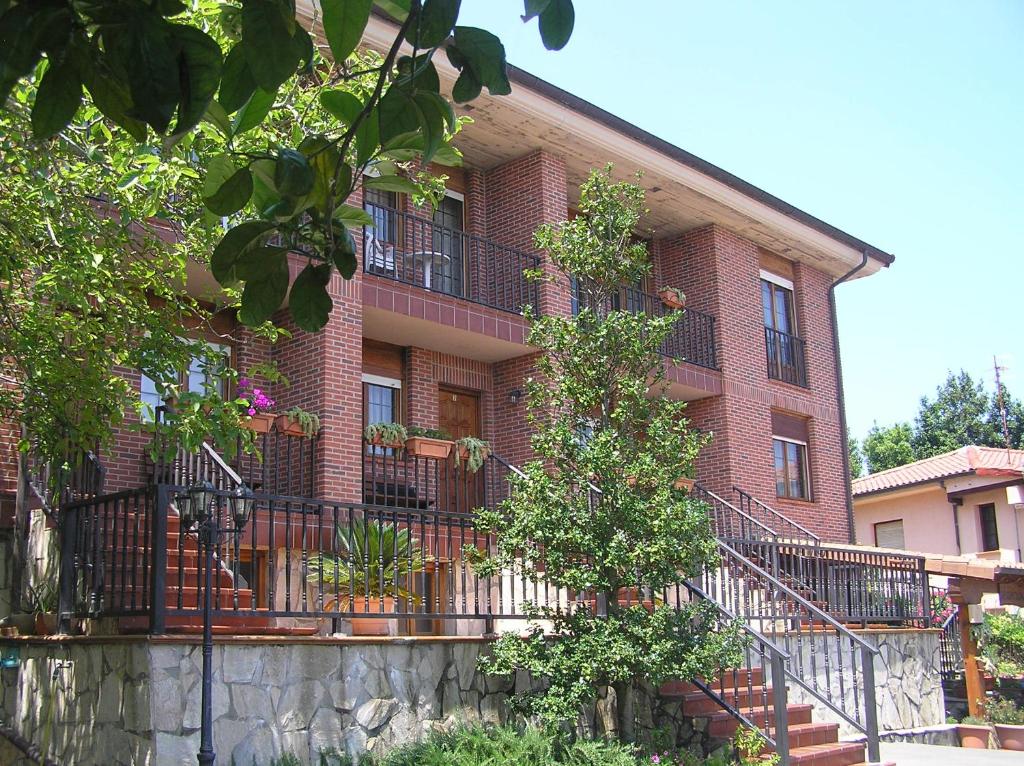 伊斯拉Apartamentos Los Ánades的砖砌的建筑,有楼梯和植物