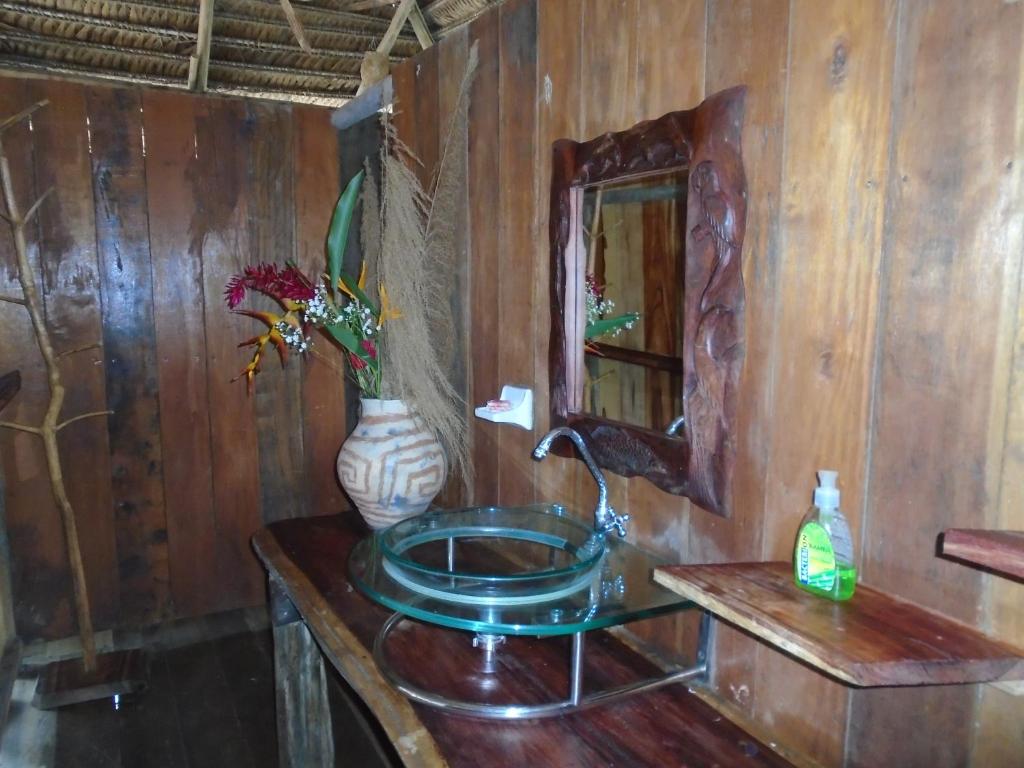 莱蒂西亚弗洛坦库鲁皮拉旅馆的木制浴室设有水槽和镜子
