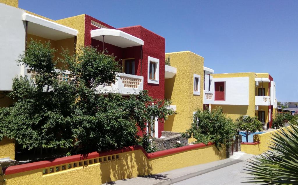 普拉坦斯卡泰里尼公寓酒店的街上一排色彩缤纷的房屋