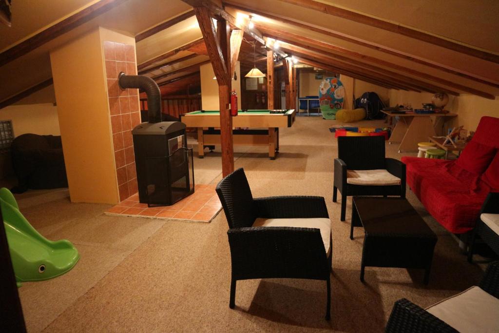 科热诺夫勒斯达卡公寓的带沙发和台球桌的客厅
