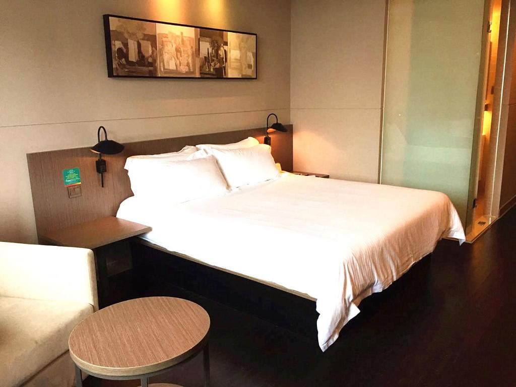 南宁锦江之星南宁朝阳广场人民公园店的酒店客房设有一张大床和一张桌子。