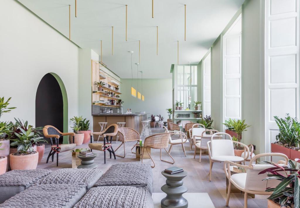 爱丁堡伊顿洛克公寓式酒店的配有桌椅和植物的房间