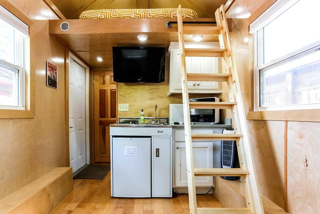 奥斯汀Tiny House的一个小房子,设有厨房和梯子