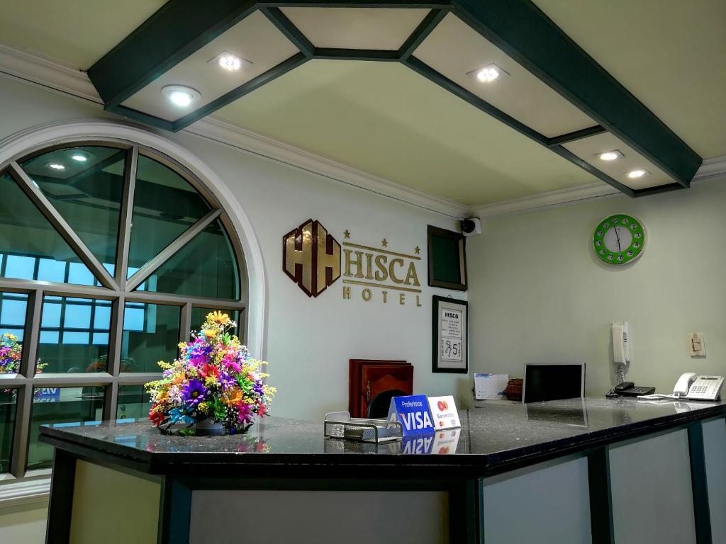 杜伊塔马Hisca Hotel的办公室,带鲜花的前台