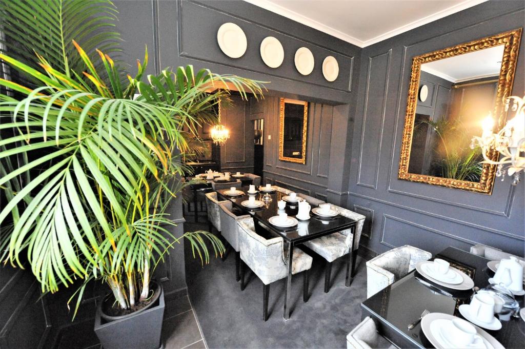 英雄港Angra Bed & Breakfast的一间餐厅,在房间里摆放桌子和植物