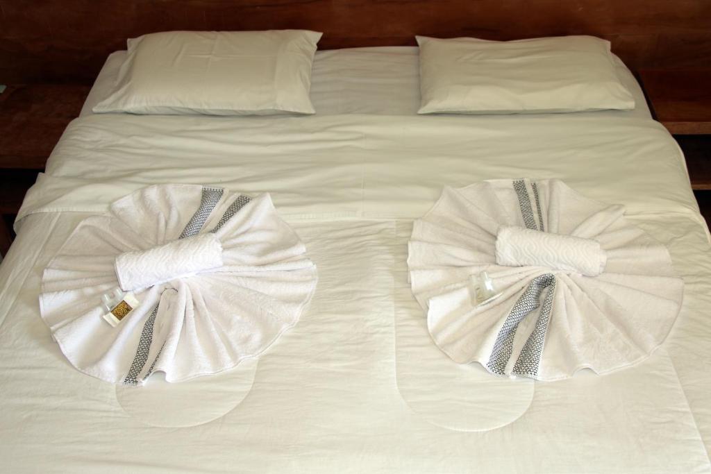 卡塔斯阿塔斯Pousada Solar dos Guaras的一张白色的床,上面有两条毛巾