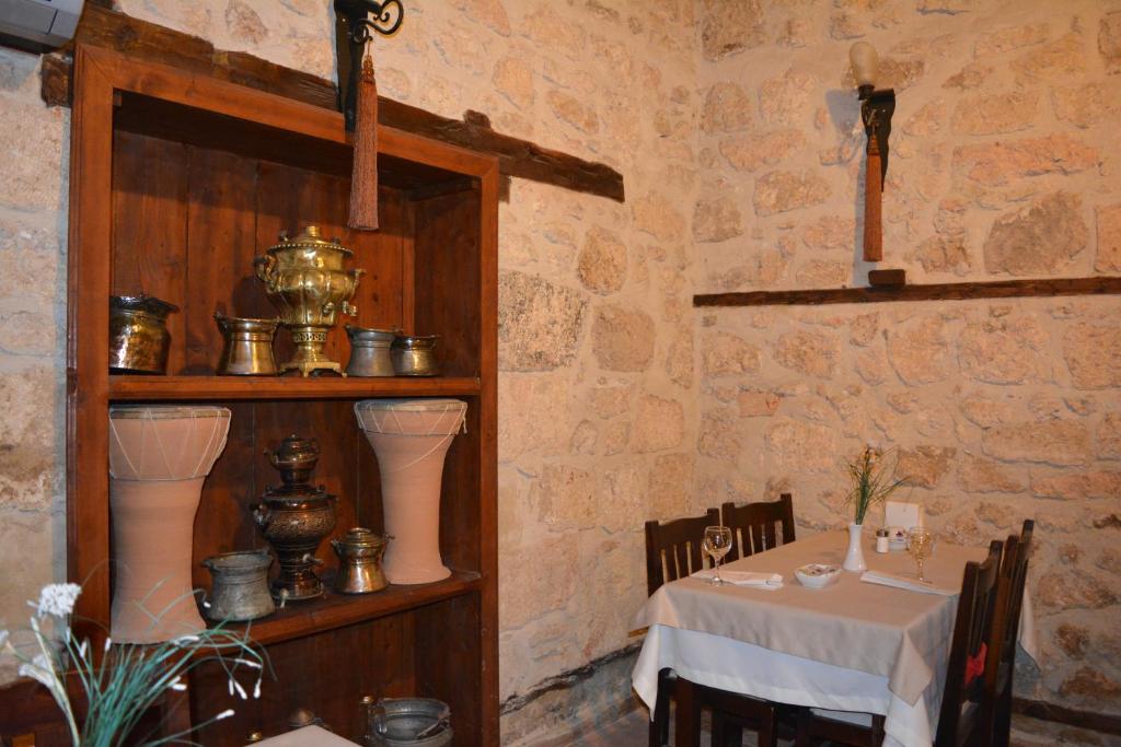 塔索斯奥斯曼利马尔科帕夏酒店的一间带桌子和奖杯的用餐室