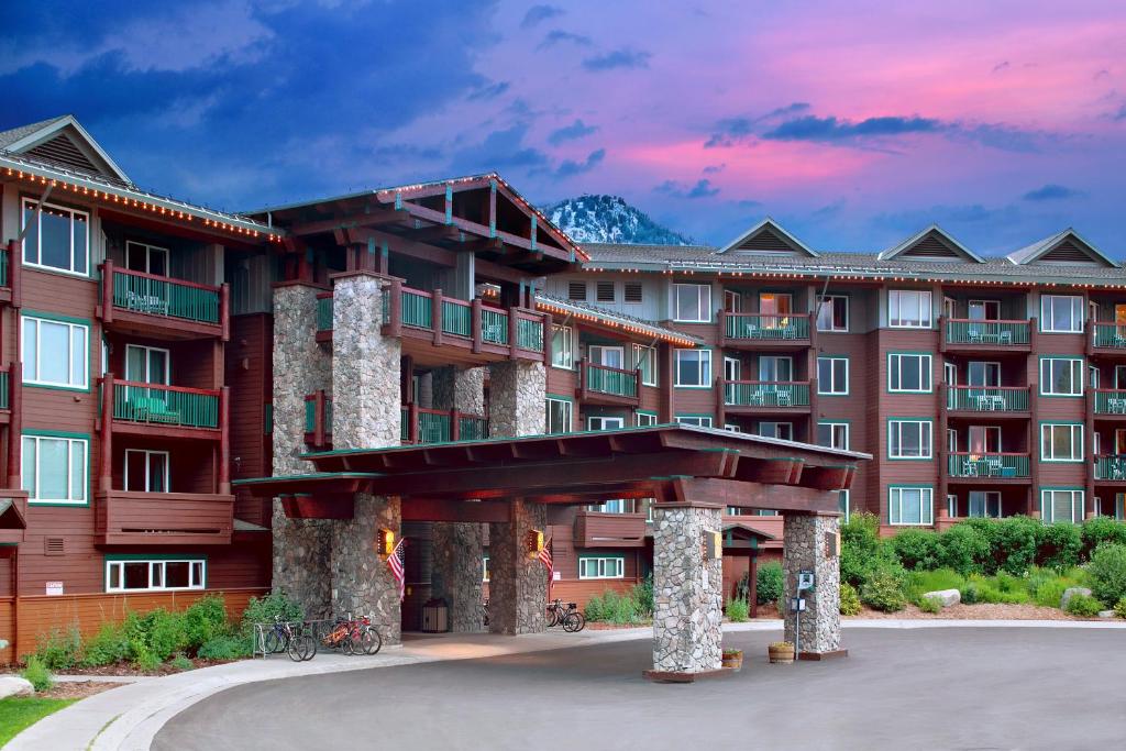 马姆莫斯湖瞻博温泉度假酒店的一座大型公寓楼,享有日落美景