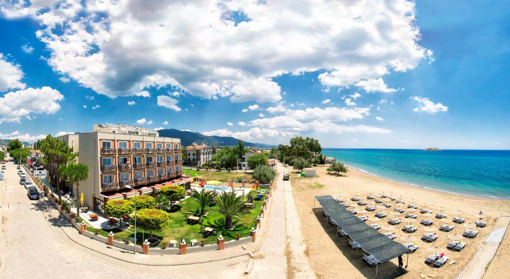 古穆杜尔Asmira Royal Hotel的享有海滩和酒店及大海的景色