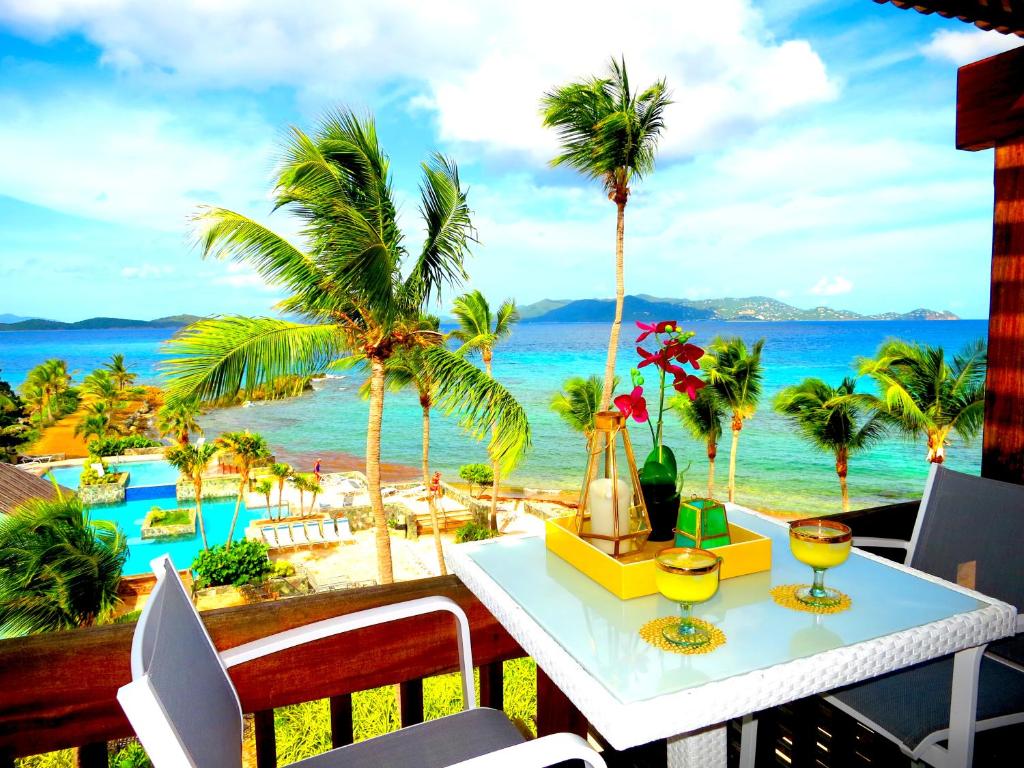 拿撒勒Luxury Beachfront Duplex Villa on Sapphire Beach V的一张享有海滩和大海美景的桌子