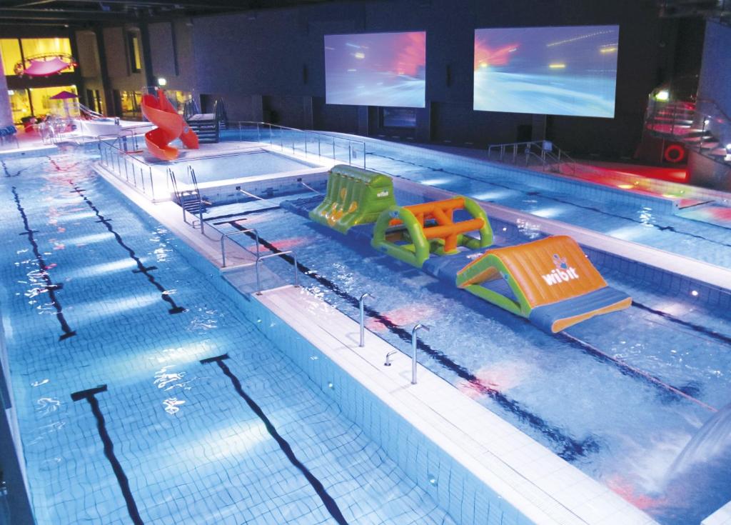 劳卡普轮卡Spa酒店的一个带玩具的游泳池